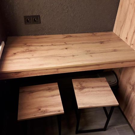 Full House Capsule Hostel Rivne Exteriér fotografie A table made of wood