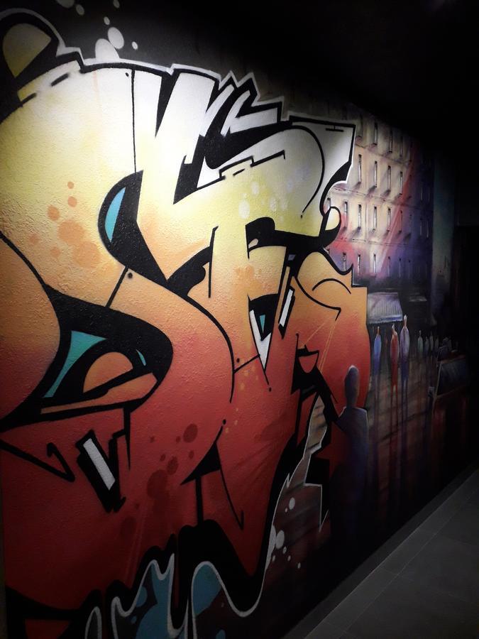 Full House Capsule Hostel Rivne Exteriér fotografie A piece by A1