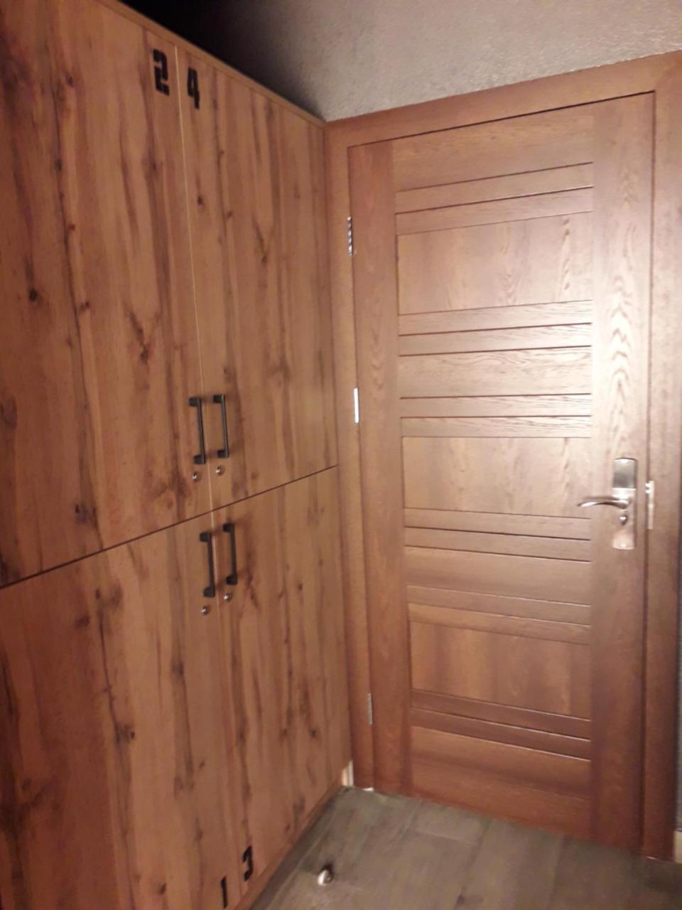Full House Capsule Hostel Rivne Exteriér fotografie A door with a deadbolt lock