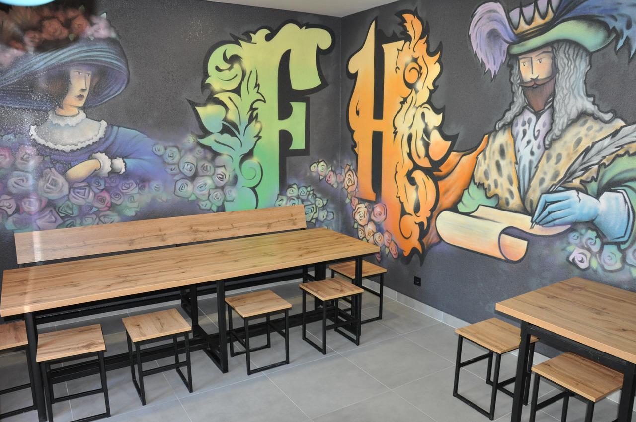 Full House Capsule Hostel Rivne Exteriér fotografie The interior of the restaurant