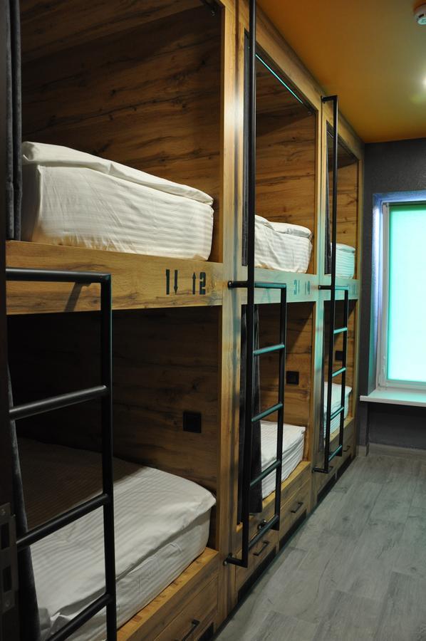 Full House Capsule Hostel Rivne Exteriér fotografie A bunk bed