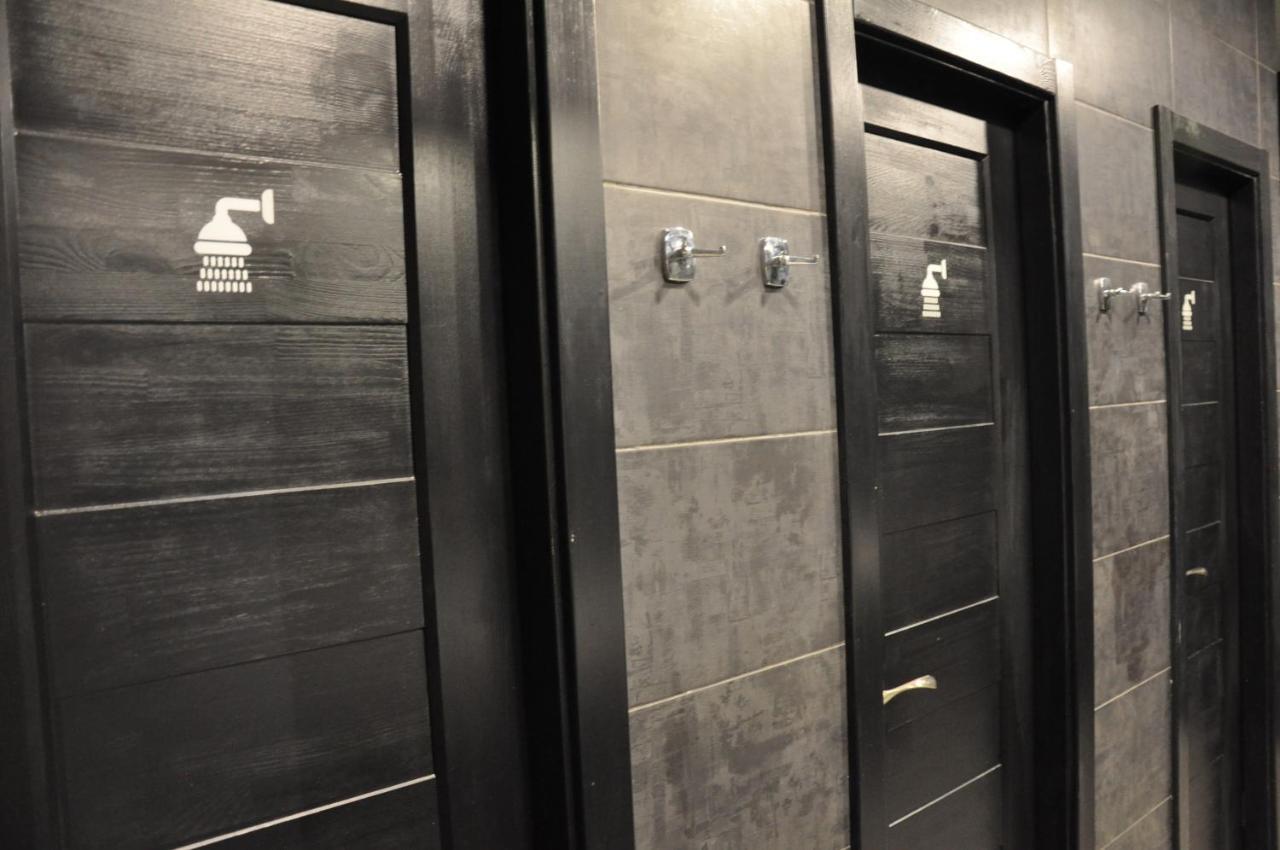 Full House Capsule Hostel Rivne Exteriér fotografie A shower room in a gym