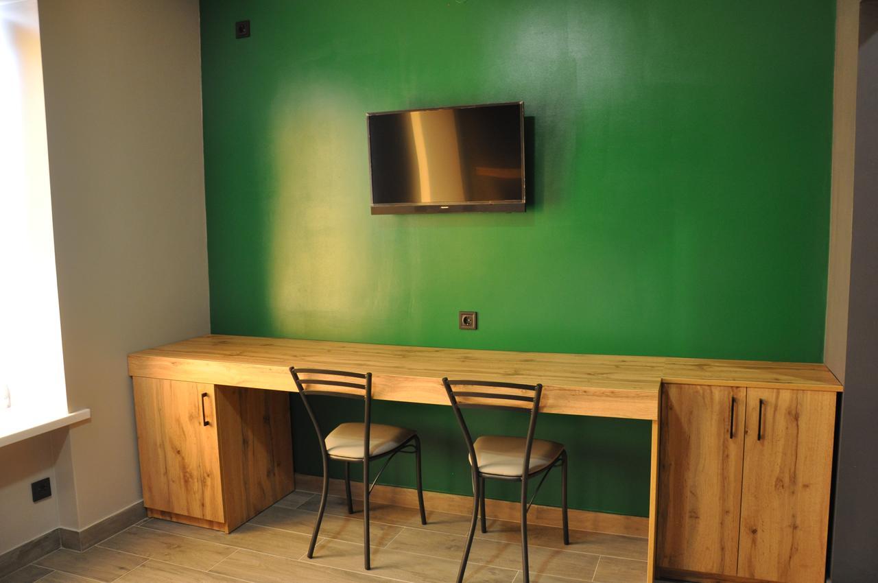 Full House Capsule Hostel Rivne Exteriér fotografie The green room at the station
