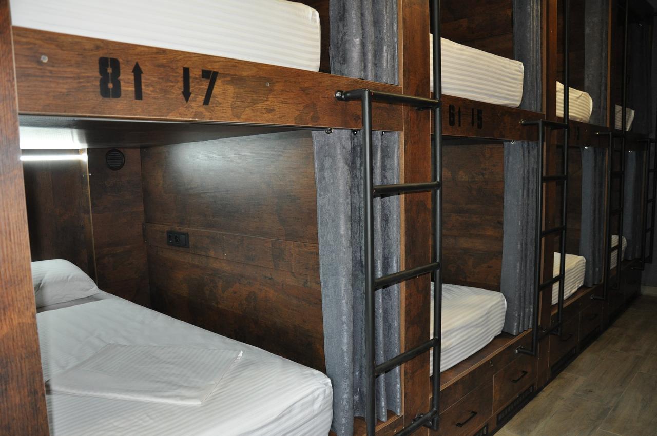 Full House Capsule Hostel Rivne Exteriér fotografie Bunk beds in a hostel