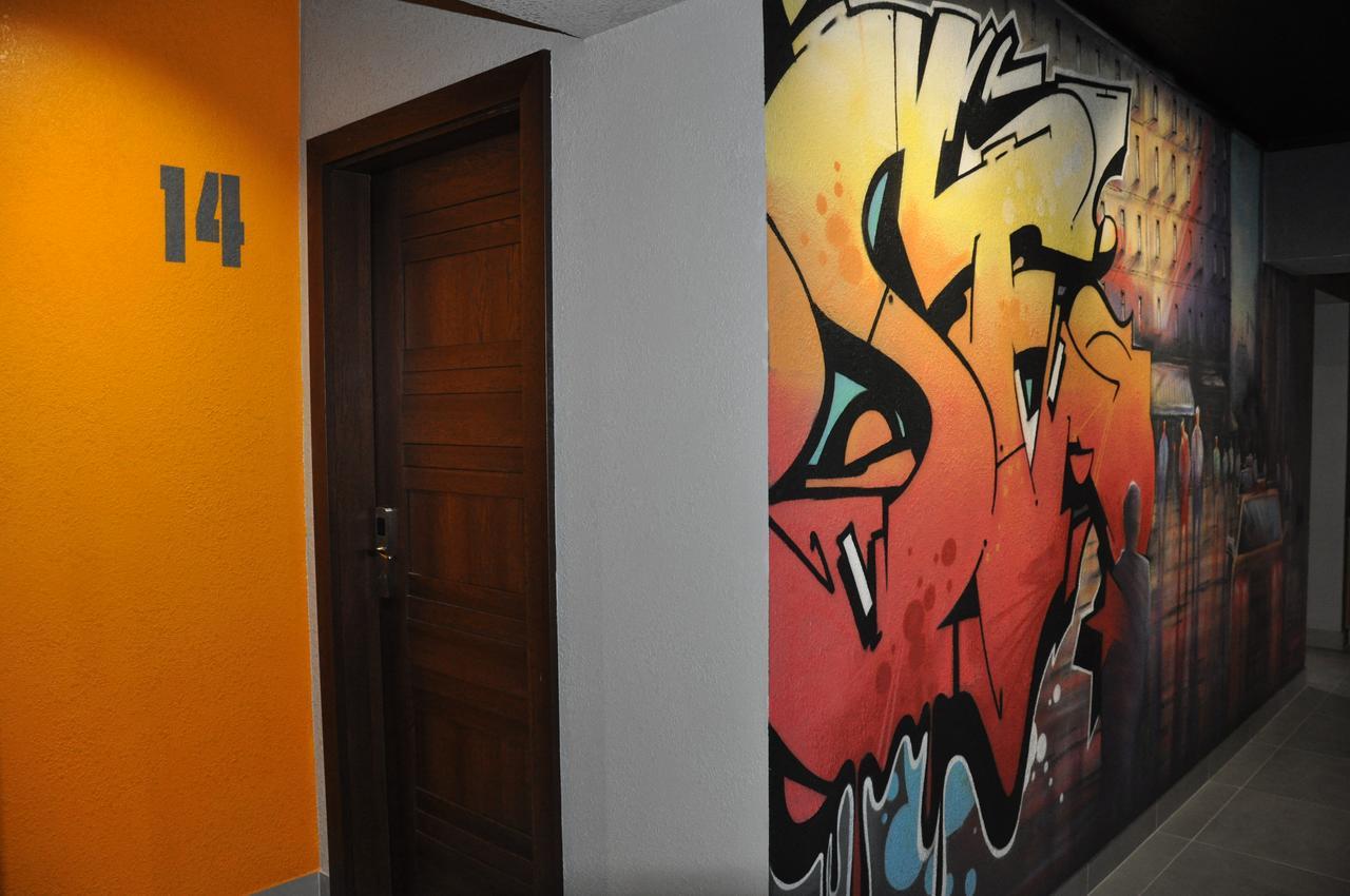 Full House Capsule Hostel Rivne Exteriér fotografie A graffiti-covered wall in a hotel in Warsaw, Poland