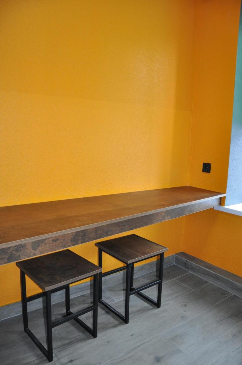 Full House Capsule Hostel Rivne Exteriér fotografie A concrete countertop