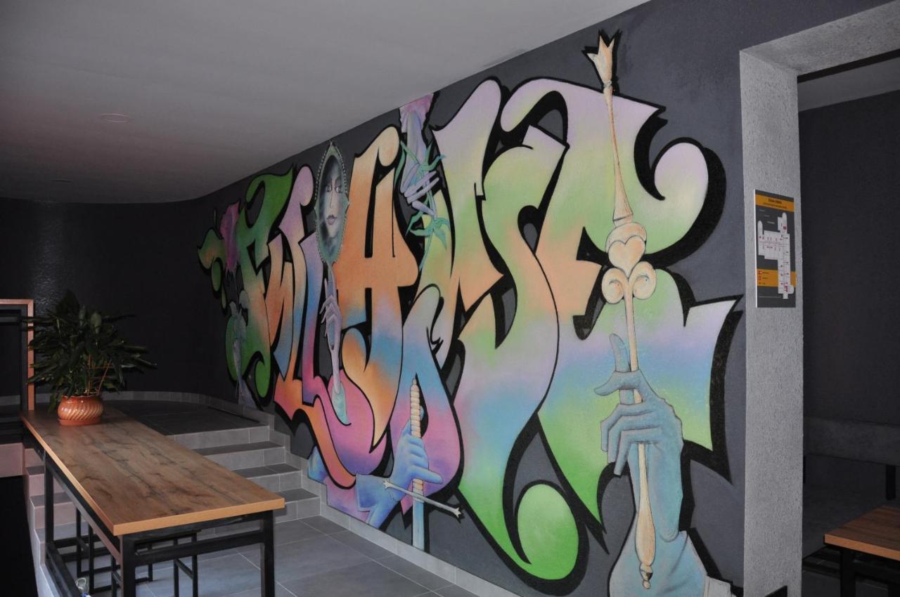 Full House Capsule Hostel Rivne Exteriér fotografie A piece by Aroe