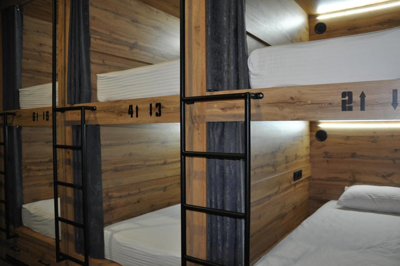 Full House Capsule Hostel Rivne Exteriér fotografie Hostel beds