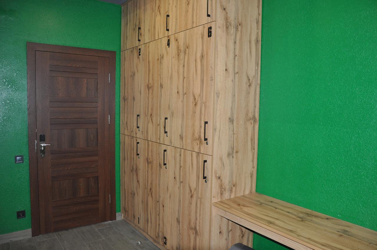 Full House Capsule Hostel Rivne Exteriér fotografie A locker room