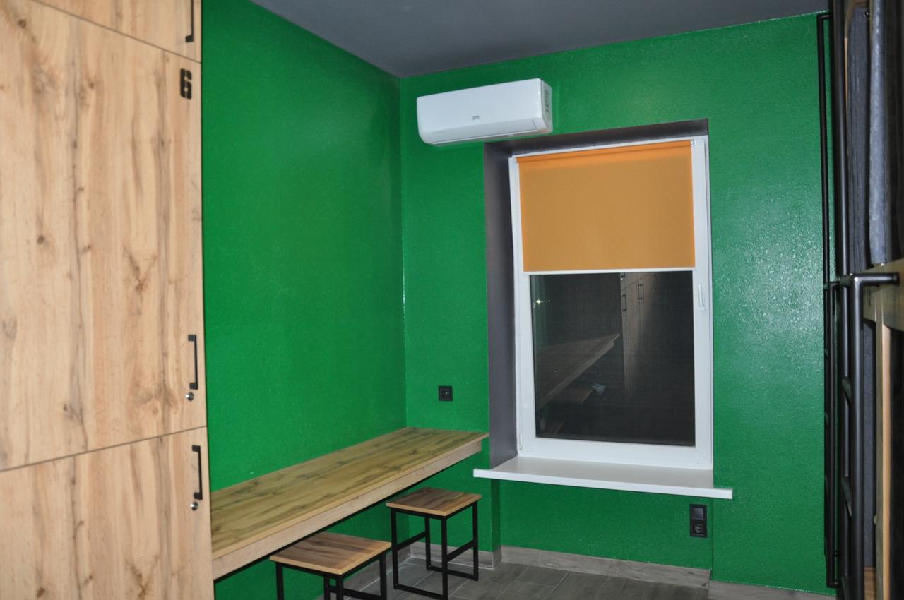 Full House Capsule Hostel Rivne Exteriér fotografie A window with a window screen