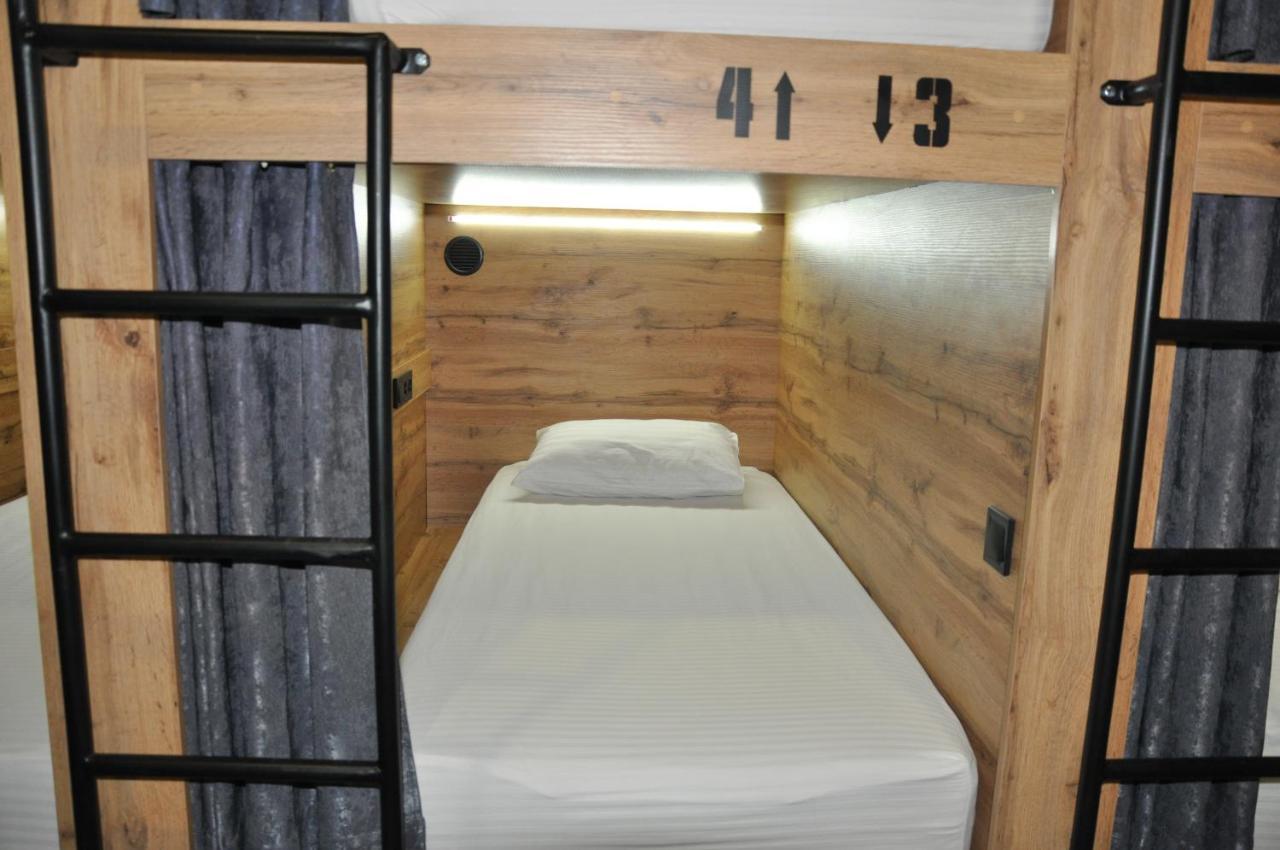 Full House Capsule Hostel Rivne Exteriér fotografie A capsule bed