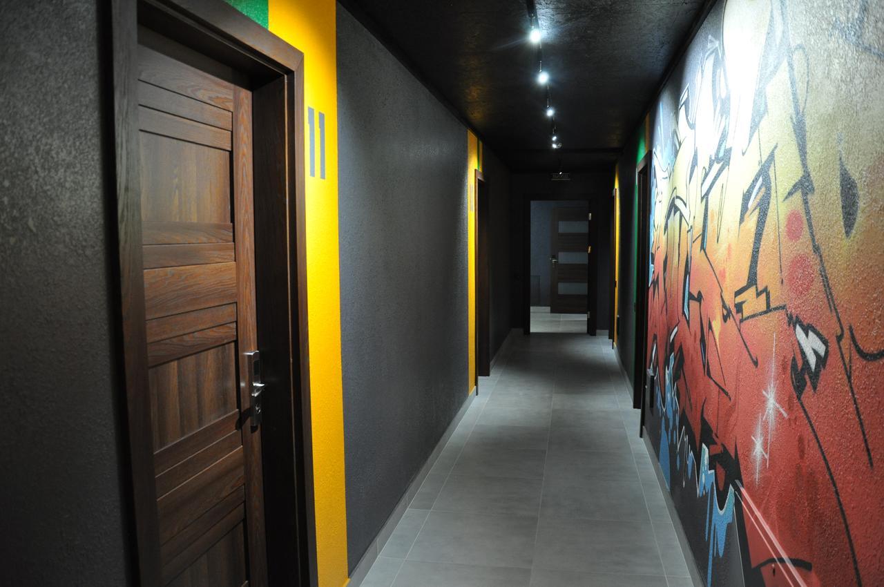 Full House Capsule Hostel Rivne Exteriér fotografie Corridor of the hotel