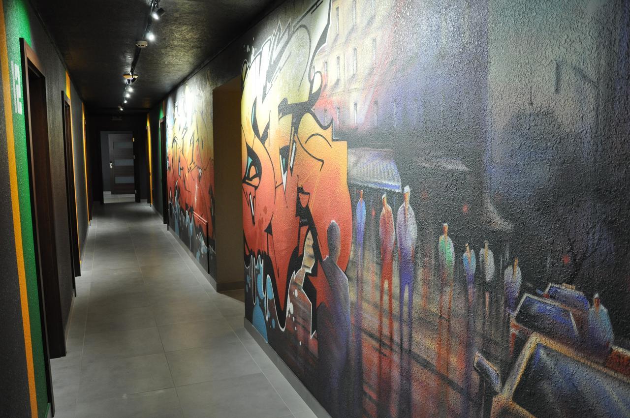 Full House Capsule Hostel Rivne Exteriér fotografie The interior of the station