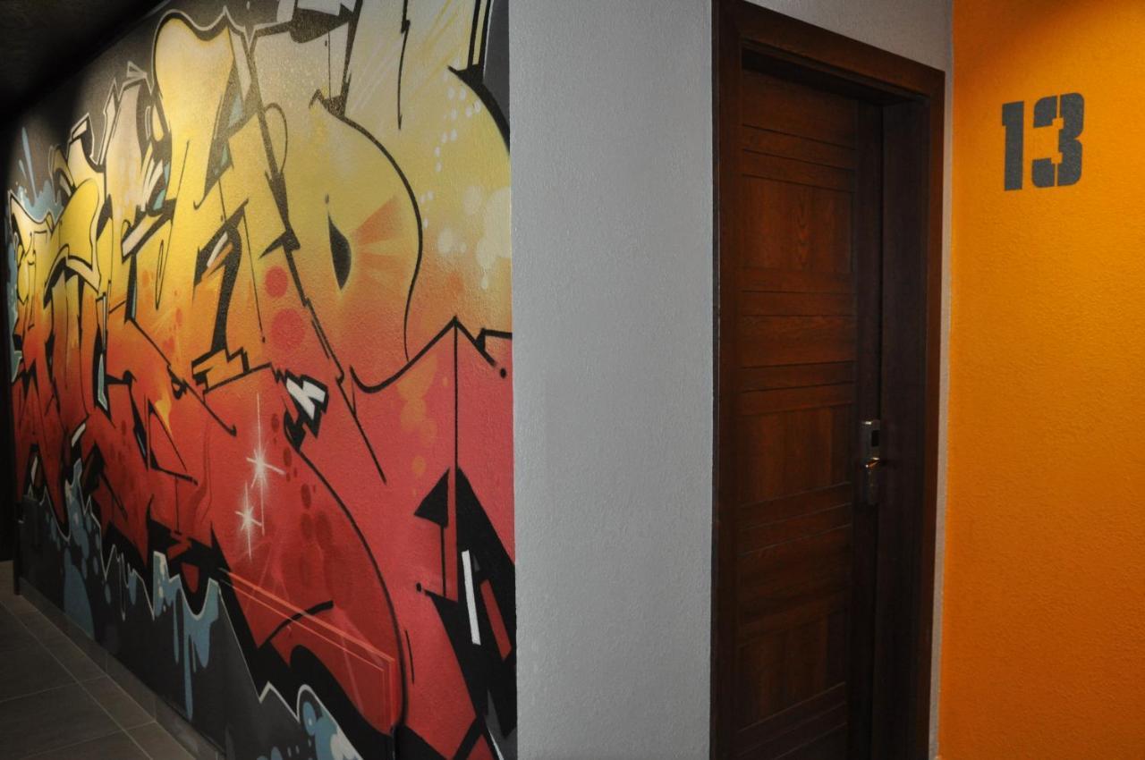 Full House Capsule Hostel Rivne Exteriér fotografie A door in the hostel