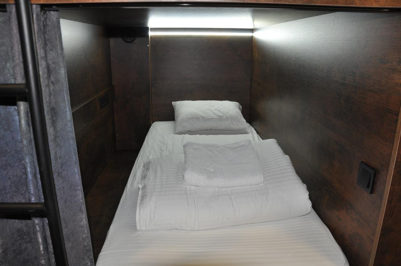Full House Capsule Hostel Rivne Exteriér fotografie A capsule hotel room