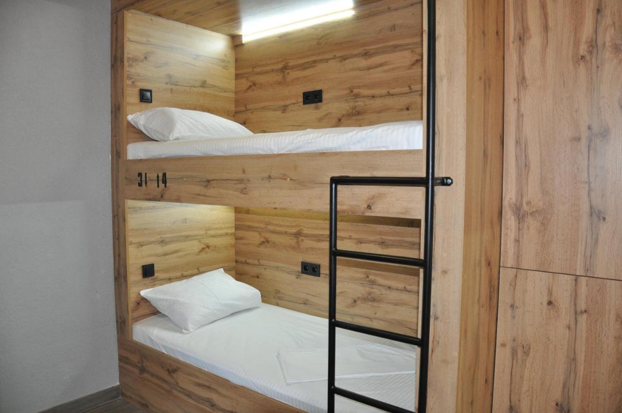 Full House Capsule Hostel Rivne Exteriér fotografie A bunk bed