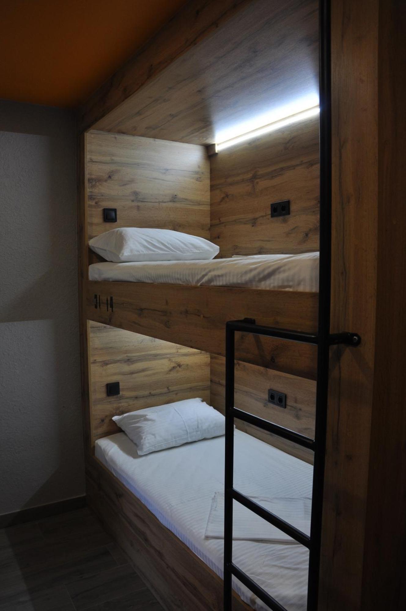 Full House Capsule Hostel Rivne Exteriér fotografie Hostel beds