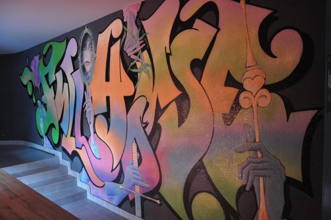 Full House Capsule Hostel Rivne Exteriér fotografie A mural by the artist