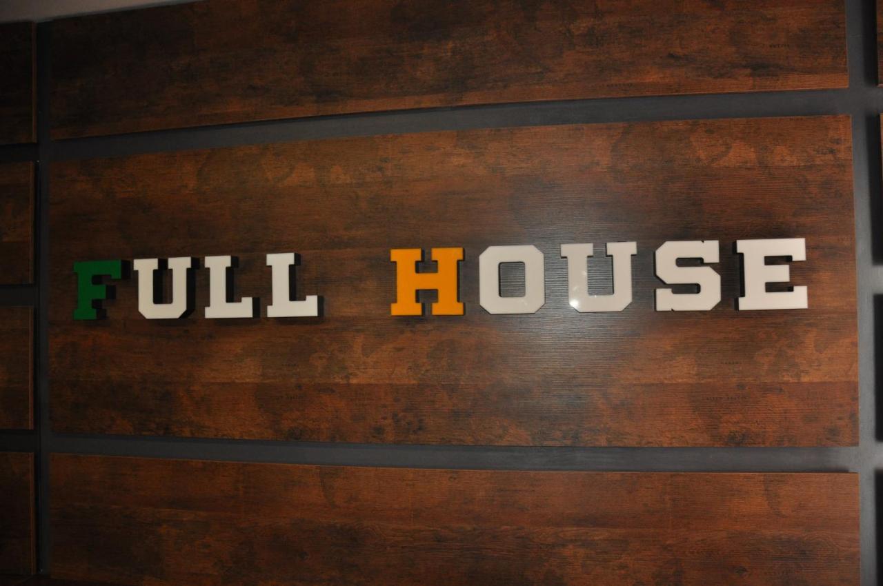 Full House Capsule Hostel Rivne Exteriér fotografie Full House logo
