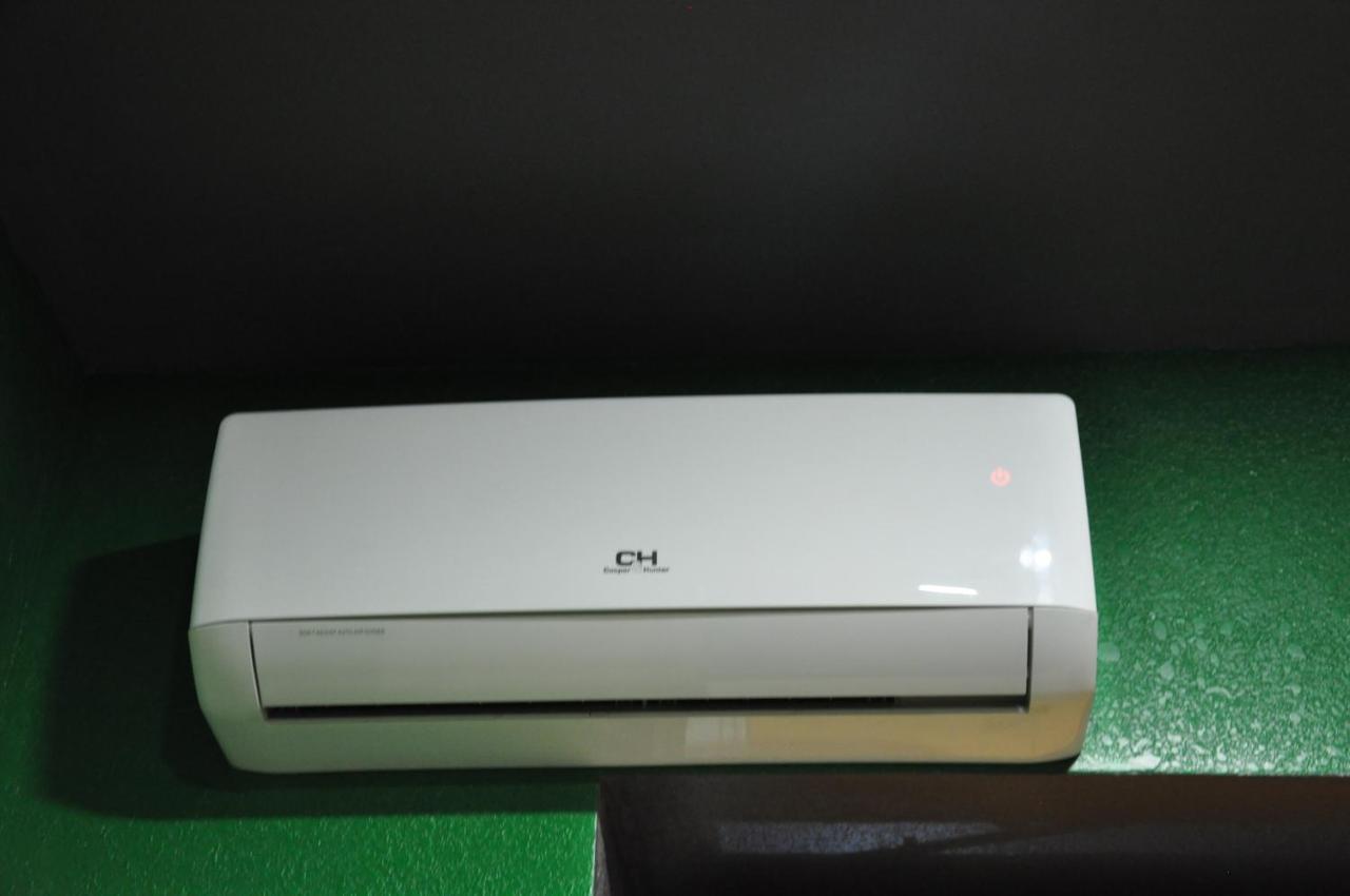 Full House Capsule Hostel Rivne Exteriér fotografie A wall-mounted air conditioner