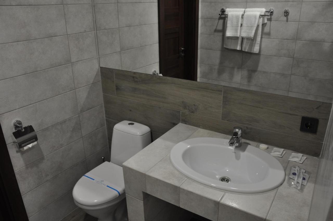 Full House Capsule Hostel Rivne Exteriér fotografie Bathroom