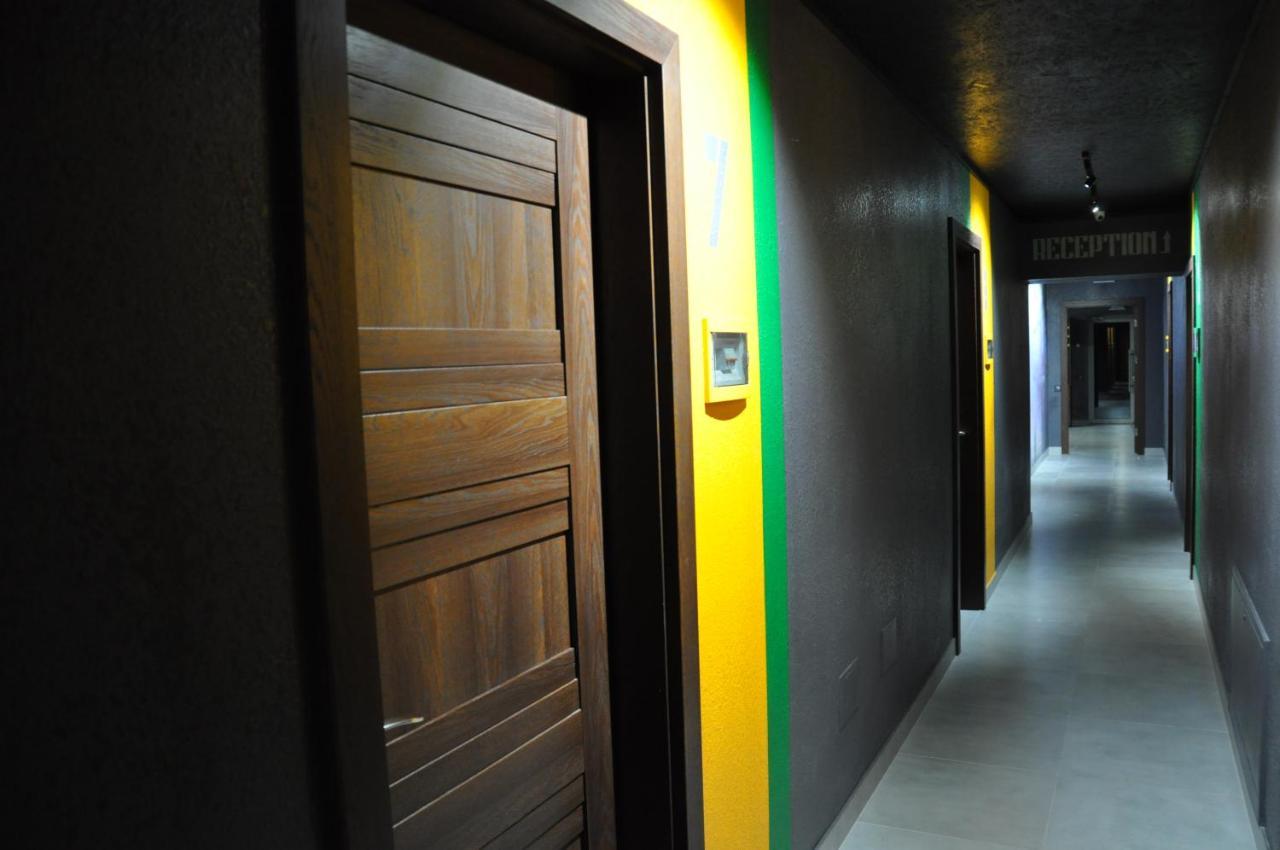 Full House Capsule Hostel Rivne Exteriér fotografie Corridor